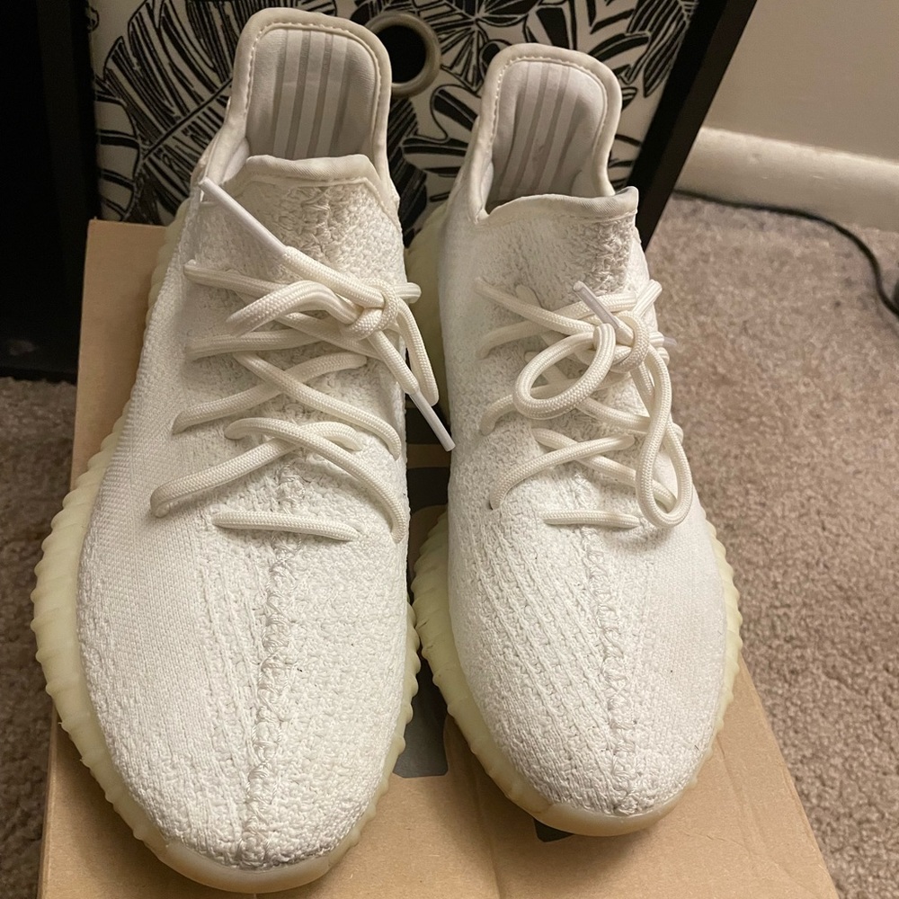 Yeezy boost size 9.5 mens comes with box